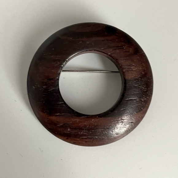 Vintage round wooden brooch pin - Picture 1 of 2